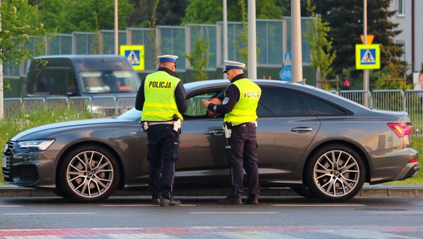 Znak D-42 to pułapka na kierowców. Zignorujesz go i możesz stracić prawo jazdy