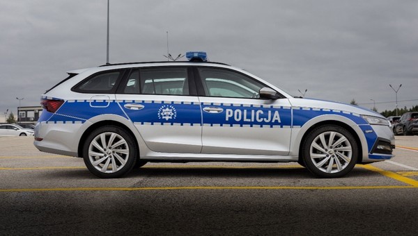 Nowe, hybrydowe Skody Octavie w barwach policji już na drogach