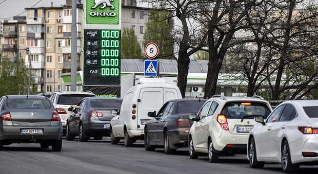 Na stacjach w Kijowie zaczyna brakować paliwa. Mieszkańcy masowo wracają