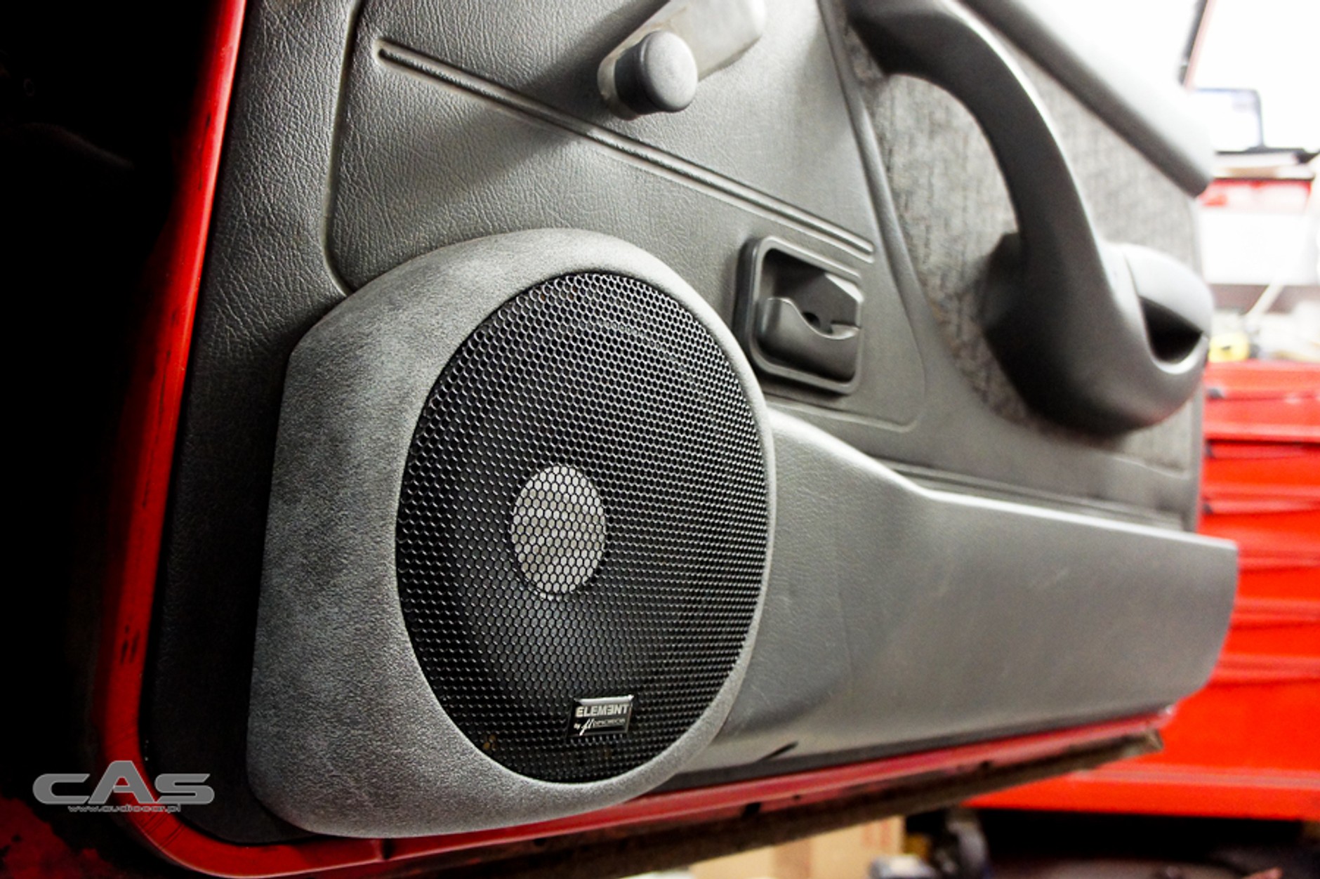 Maskownica głośnika jest niezbędna.