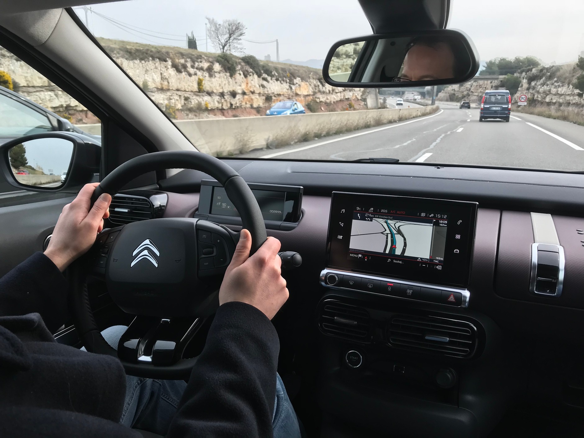 Citroen C4 Cactus 2018 - po równej jak stół trasie samochód subtelnie płynie