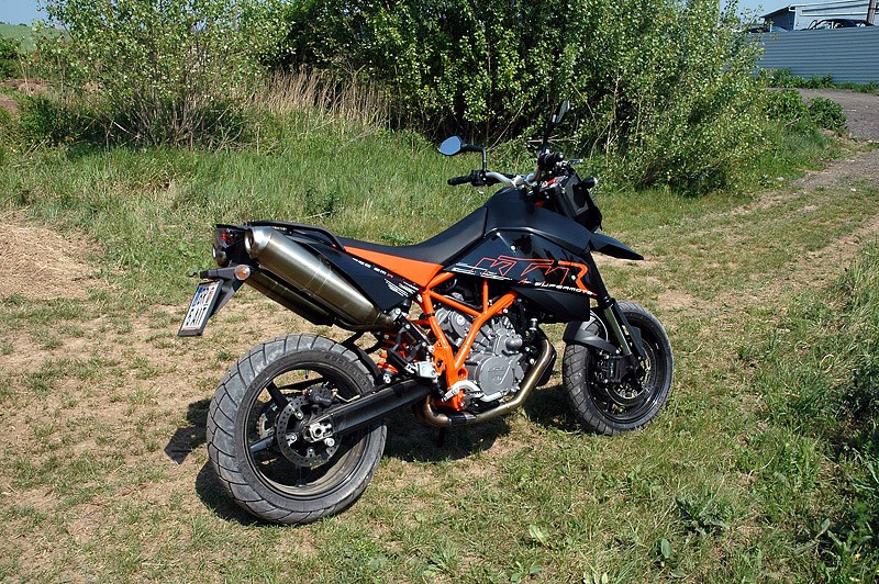 KTM 950 Supermoto R: duży dzikus (test)