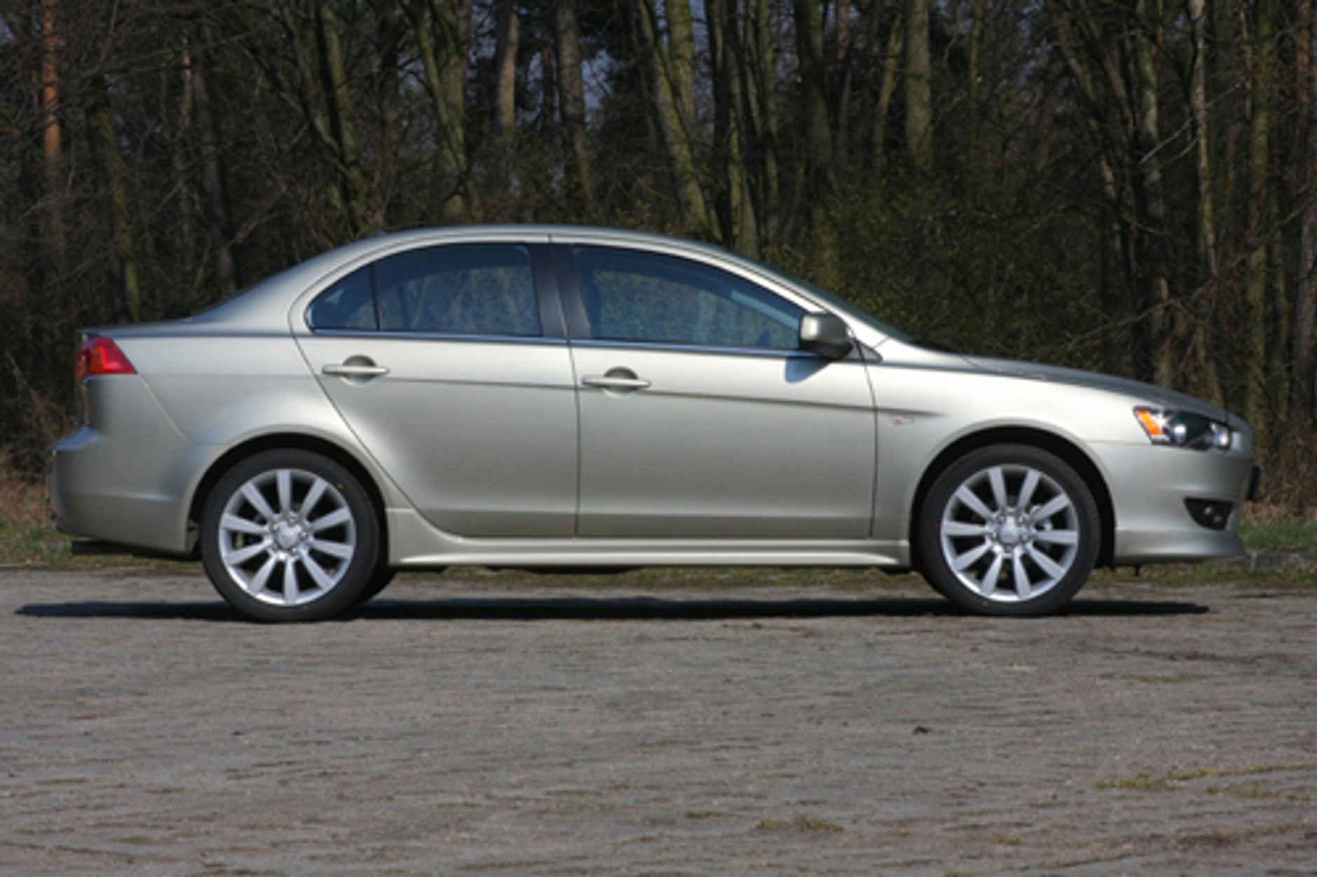 Mitsubishi Lancer kontra Honda Civic - porównanie sedanów