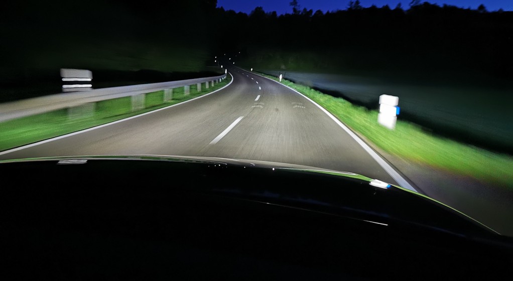 Światła na drodze jest co najmniej dość. Warto zwrócić uwagę na strzałki prowadzące: w tym przypadku sugerują, że kierowca za mocno zbliża się nadmiernie do osi jezdni