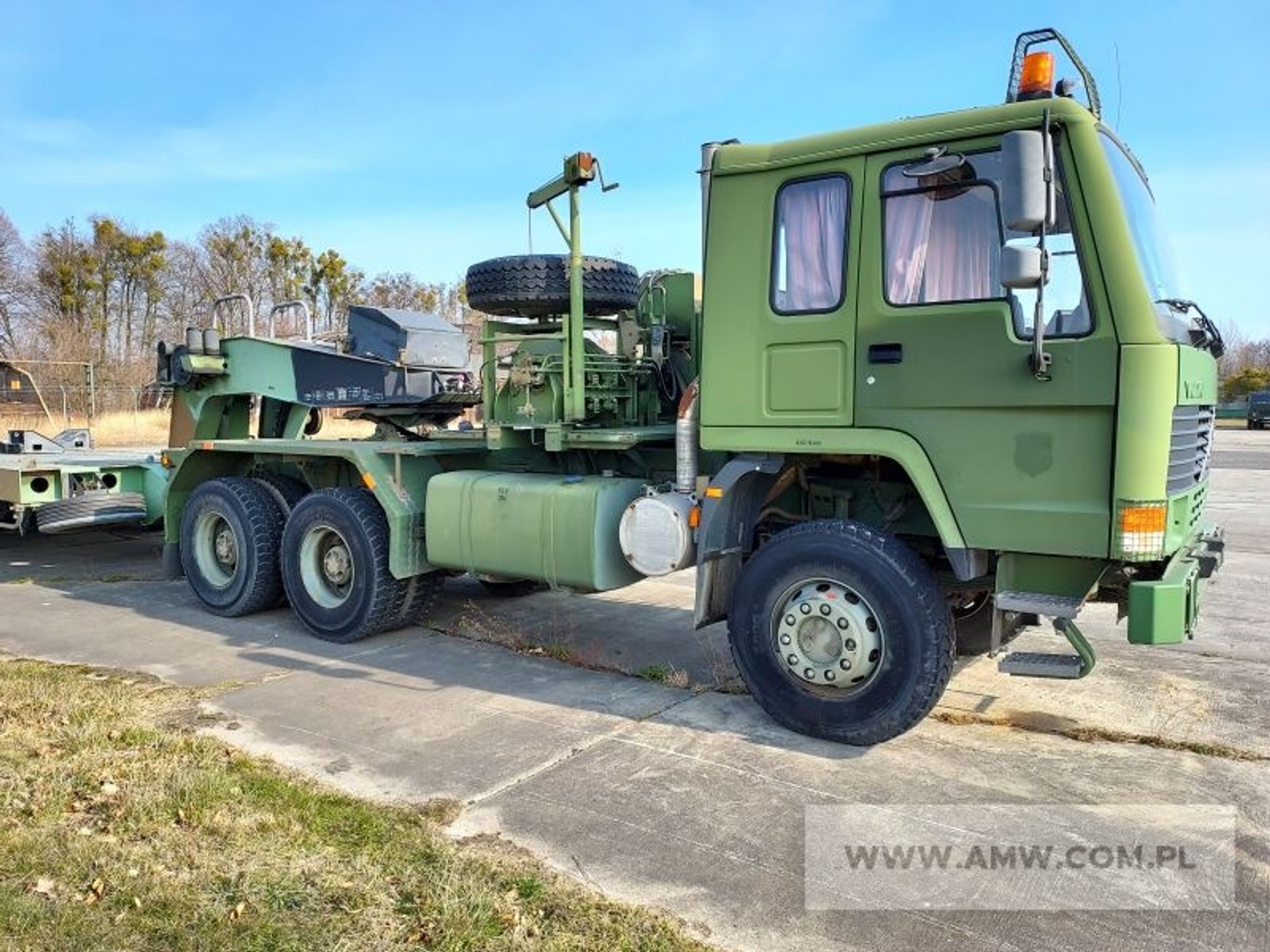 Wojskowe Volvo FL12 z naczepą Lohr