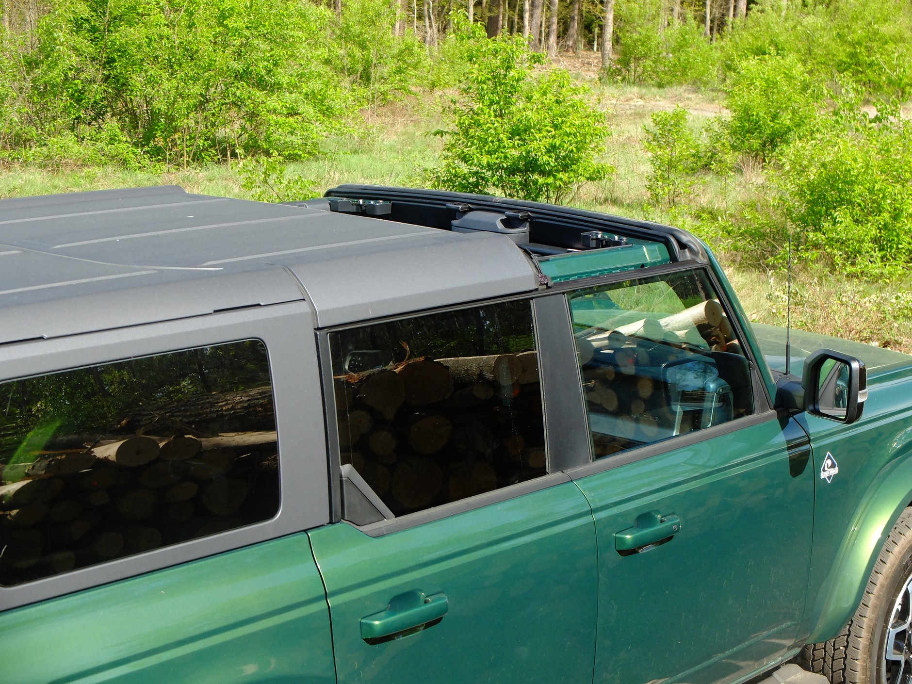 Ford Bronco ze zdjętymi przednimi panelami dachu