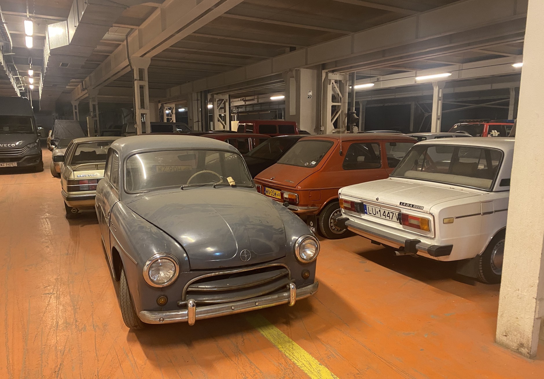 Zabytkowe samochody czekające na ekspozycję w dawnej FSO