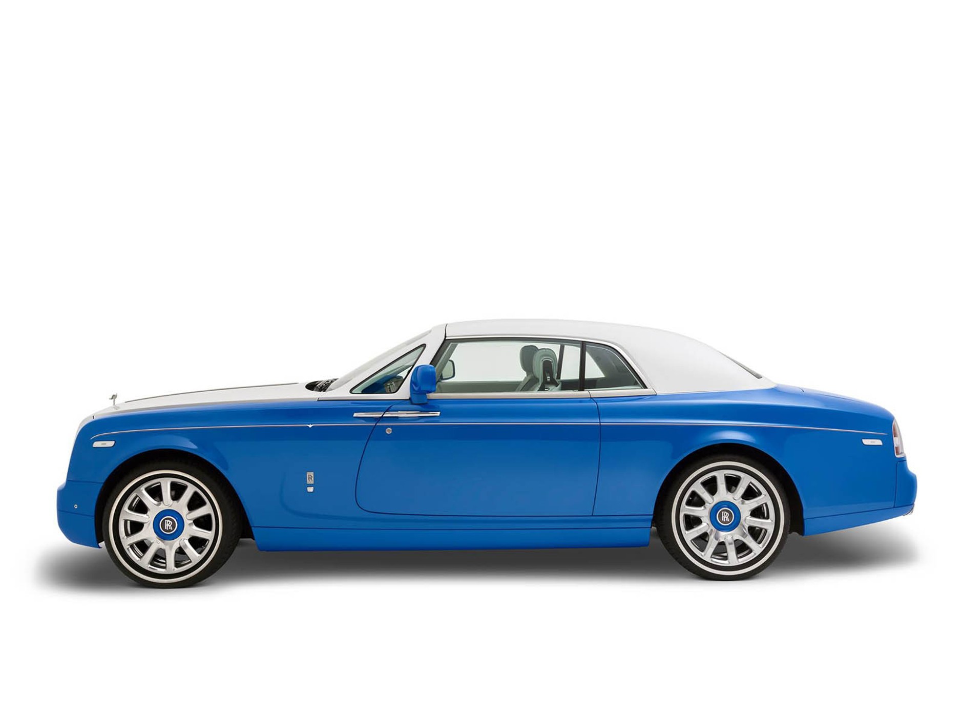 Jasno-niebieski Phantom Coupe inspirowany fortecą Qasr Al-Hosn