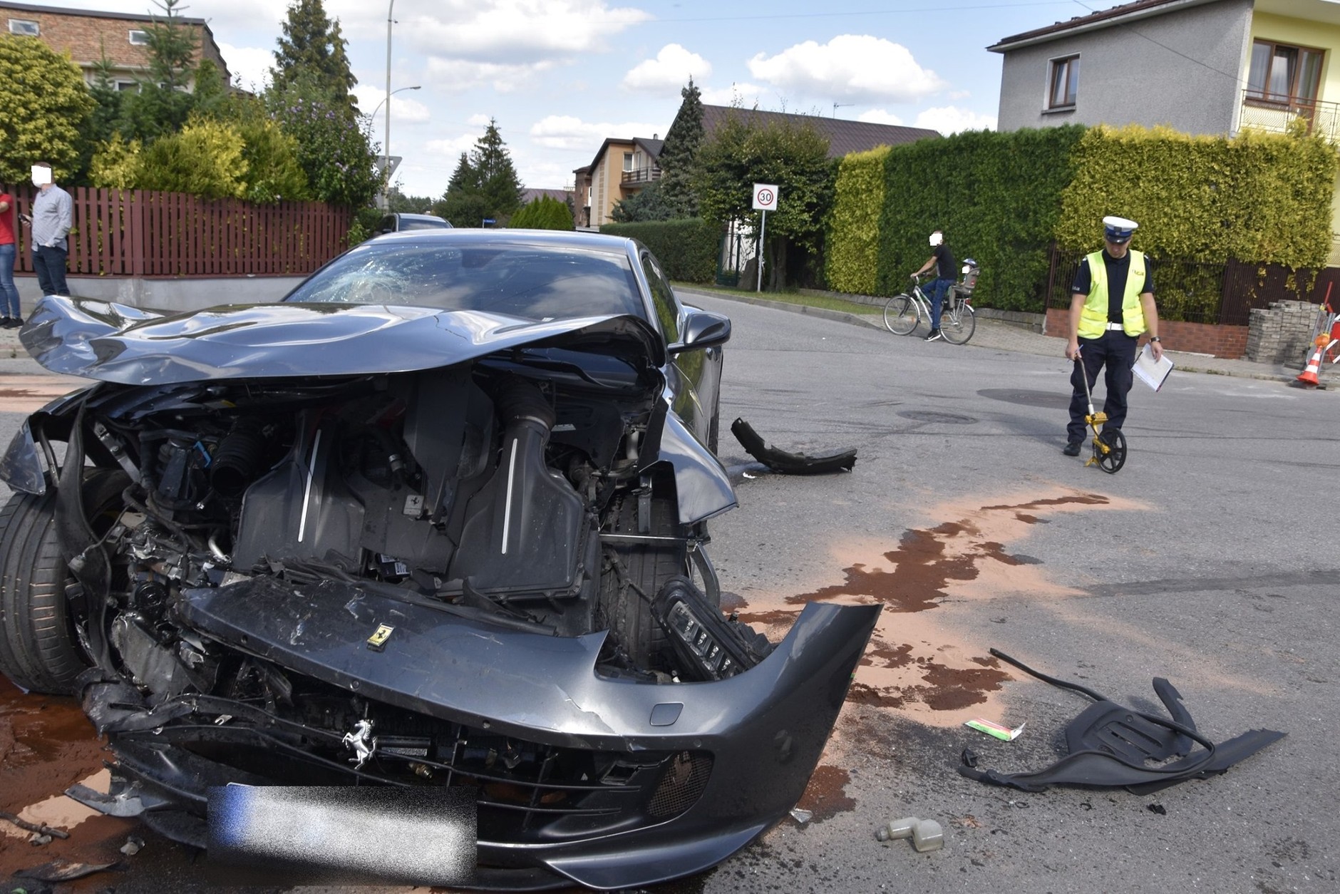 Fiat Seicento, Seat Leon i Ferrari GTC4 Lusso - kosztowna kolizja w Tarnowie