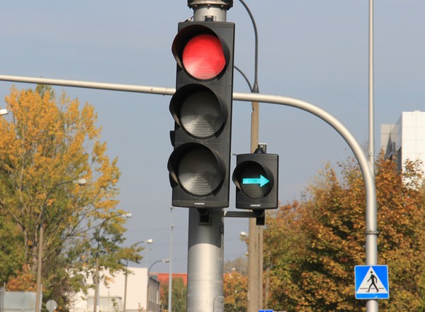 Zielona strzałka na skrzyżowaniach. Resort odpowiada, czy będzie zmiana przepisów