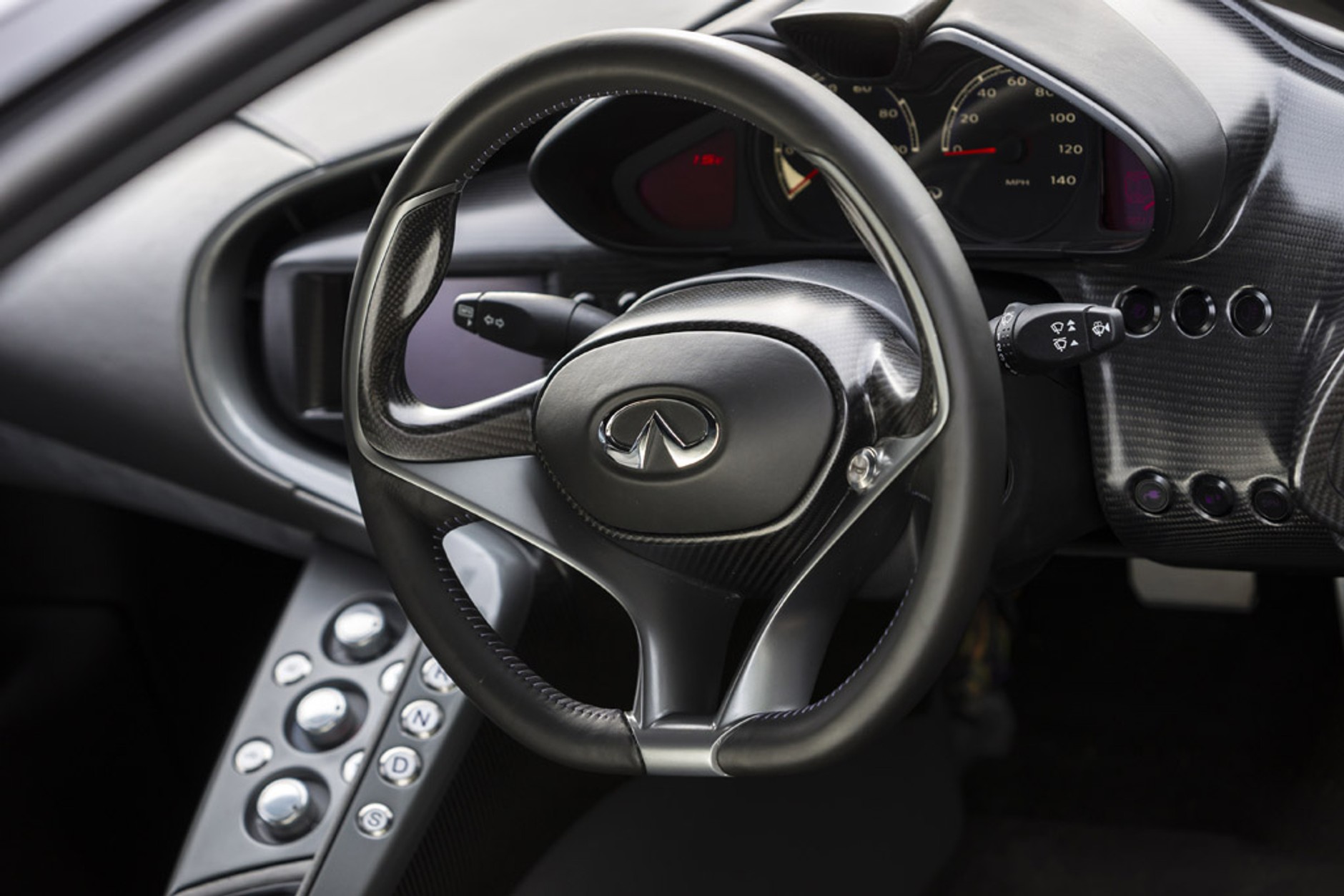 Infiniti Emerg-e: samochód mknący w milczeniu