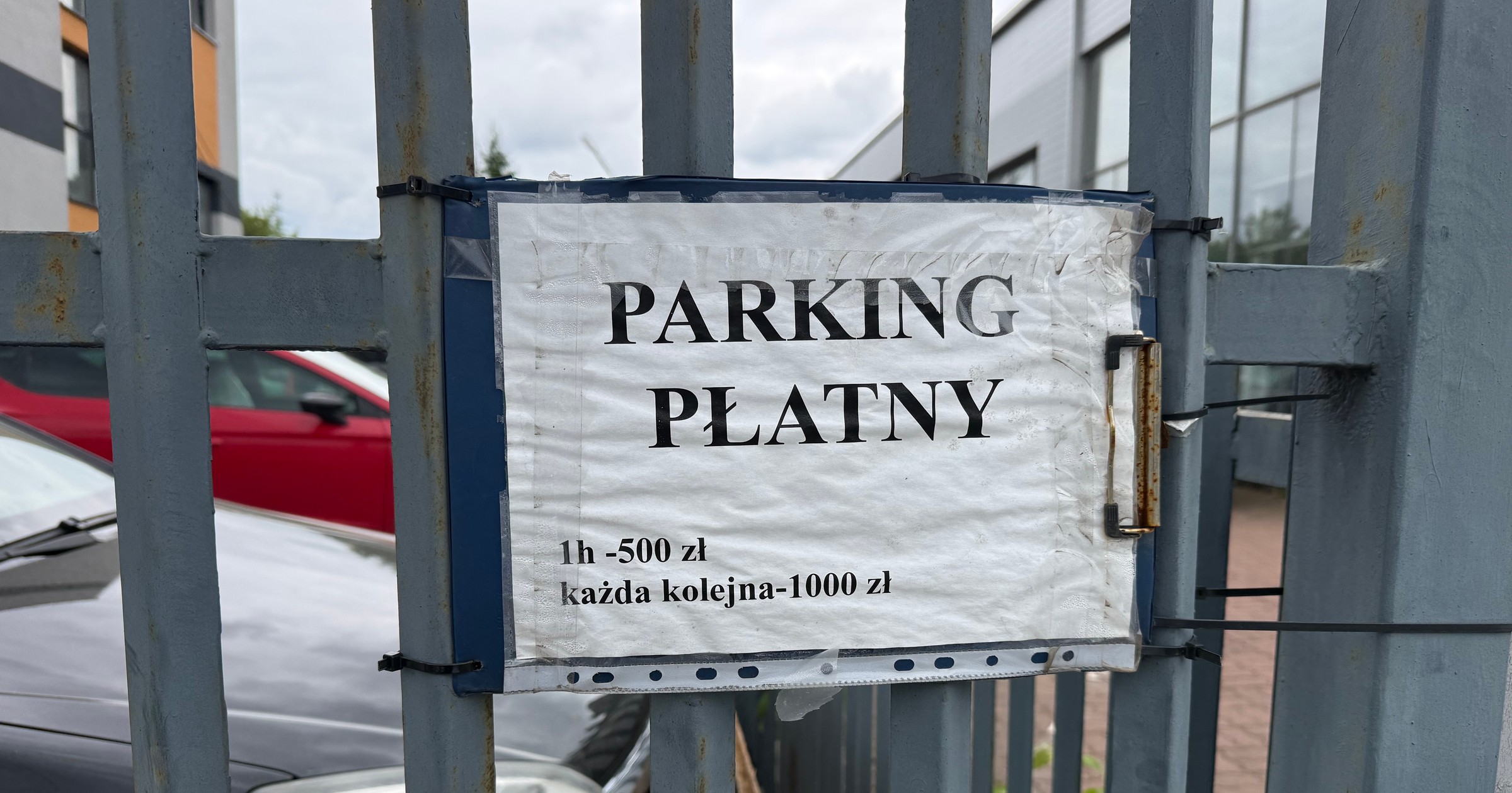 Absurdalny cennik parkowania przy drodze publicznej w Warszawie