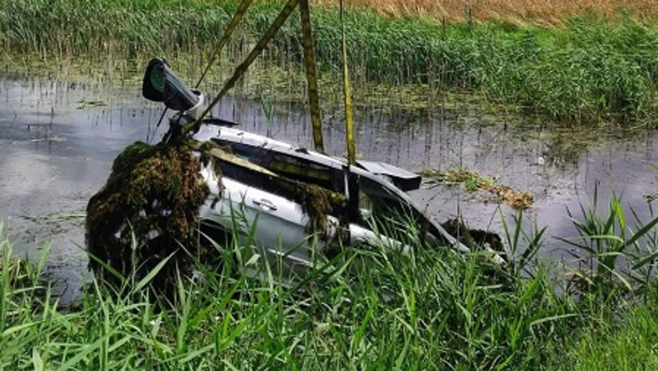 Peugeot "wylądował" w stawie. Kierująca była trzeźwa