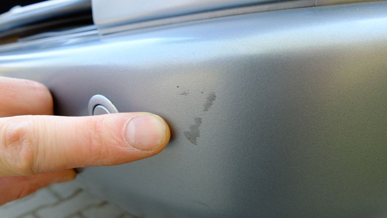 Usuwanie rys ze zderzaka