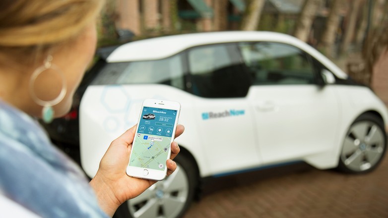 BMW i3 w ramach carsharingu odnajdujemy poprzez aplikację. I otwieramy zdalnie przez jednorazowy kod w programie