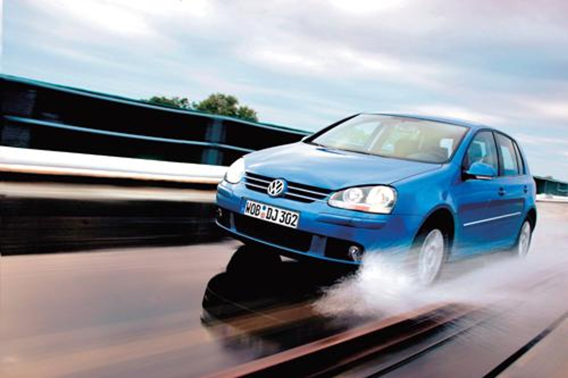 Zużyte opony to gwarancja wypadku! W trudnych warunkach nie pomogą wówczas ABS czy ESP