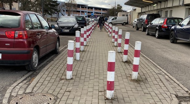 Dziesiątki słupków na chodniku to charakterystyczny krajobraz polskich ulic...