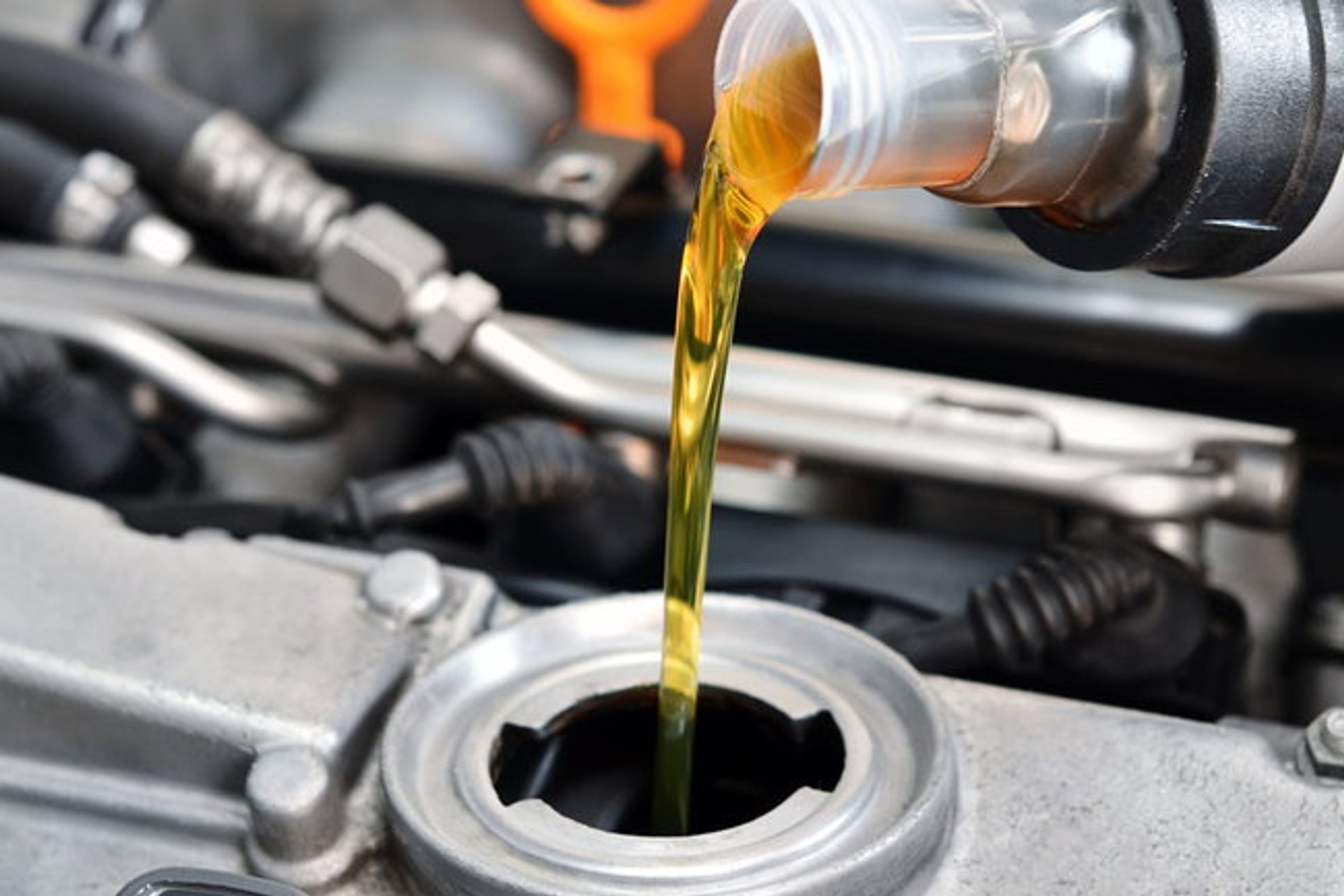 Mechanik mówi, komu opłaca się wymiana oleju co 30-50 tys. km. Tylko jeden przypadek