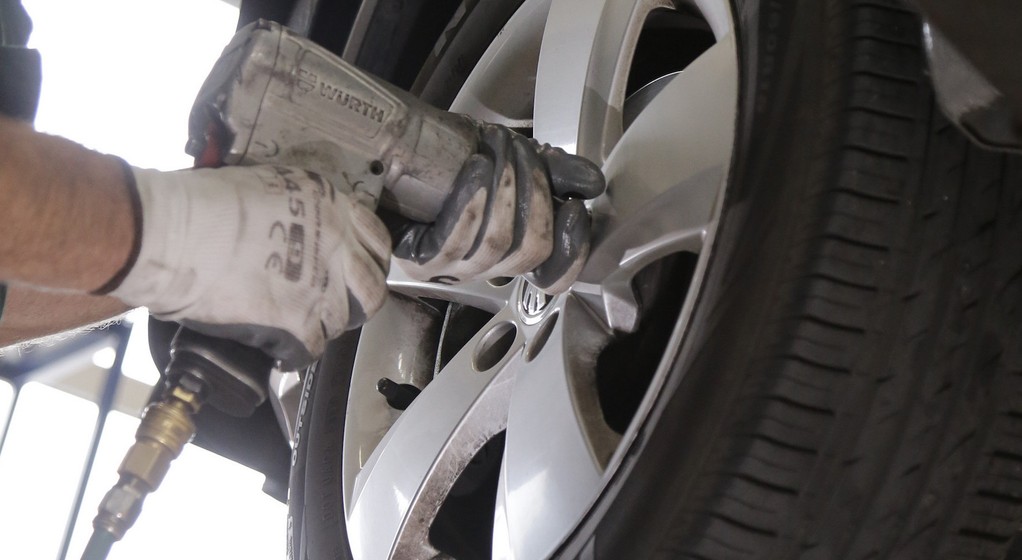 Zużycie opon powoduje stałą „dostawę” cząstek stałych do środowiska. Kurz wzbudzany przez pojazdy to kolejna rzecz – dlatego latem zbawienne okazuje się... polewanie wodą ulic