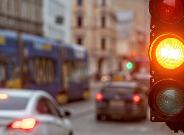 Wielu kierowców popełnia błąd, gdy widzi żółte światło. Grożą za to surowe kary
