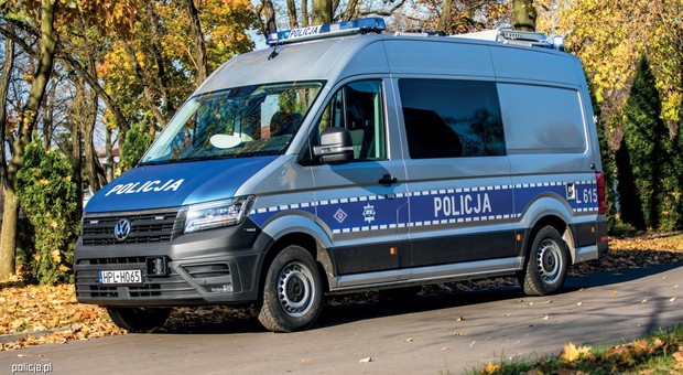 Policja chwali się nowymi radiowozami. To mobilne biura drogówki