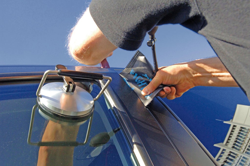 Jak otworzyć auto bez kluczyka? Poznaj słabe punkty samochodowych zamków!