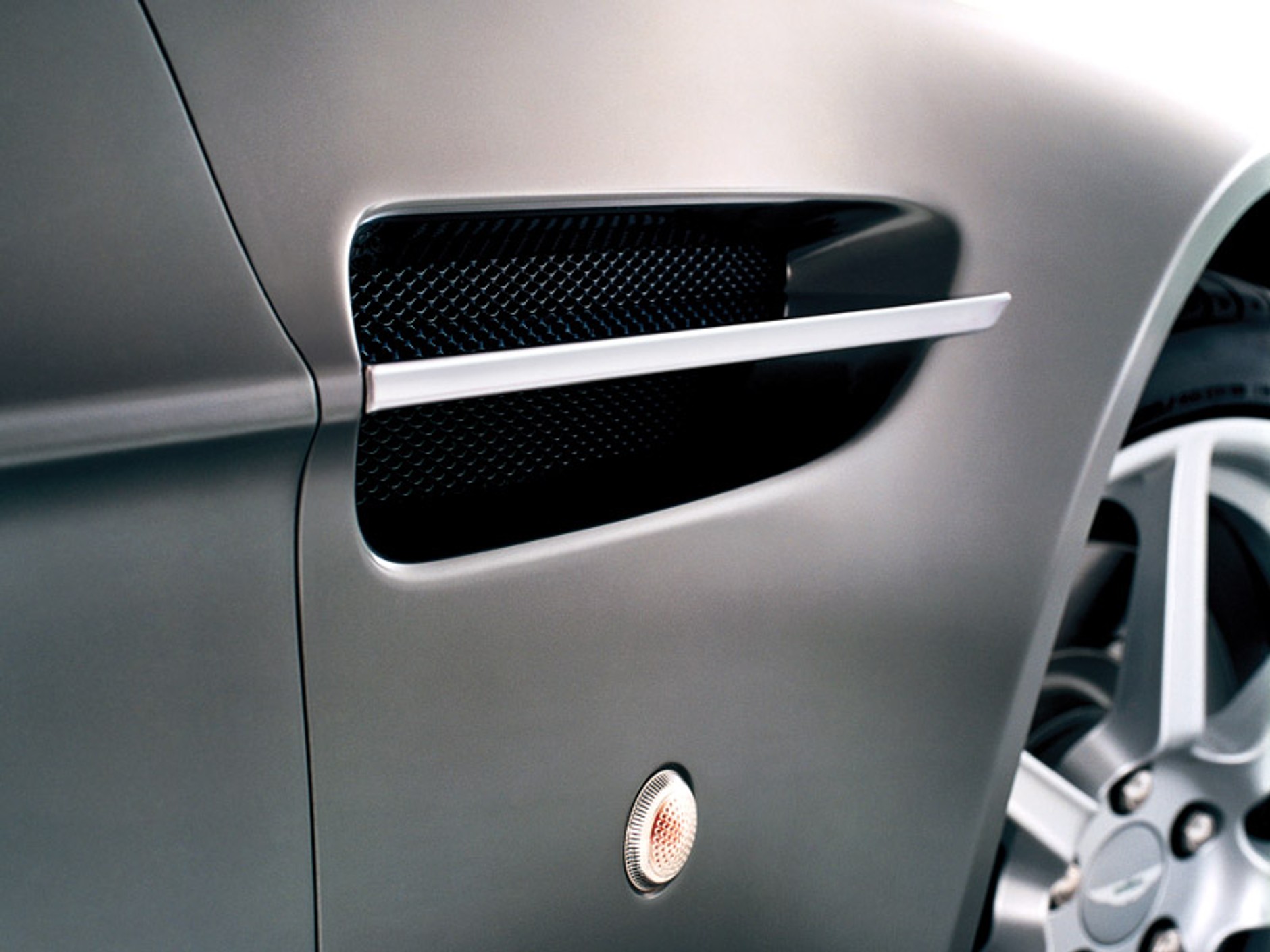 Aston Martin V8 Vantage: mocniejszy i szybszy