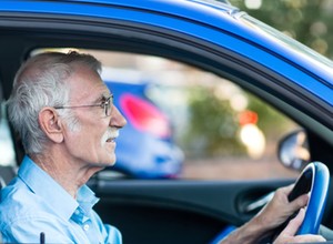 Czy seniorzy za kierownicą powodują więcej wypadków? Oto statystyki