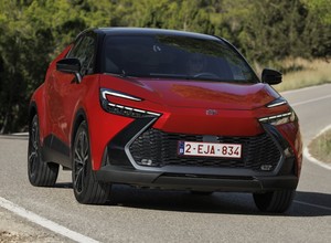 Toyota C-HR jest na wyprzedaży. Doradzam, którą wersję wybrać