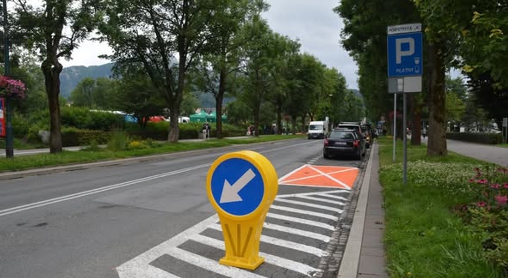 Pomarańczowe miejsce parkingowe - pomarańczowa koperta