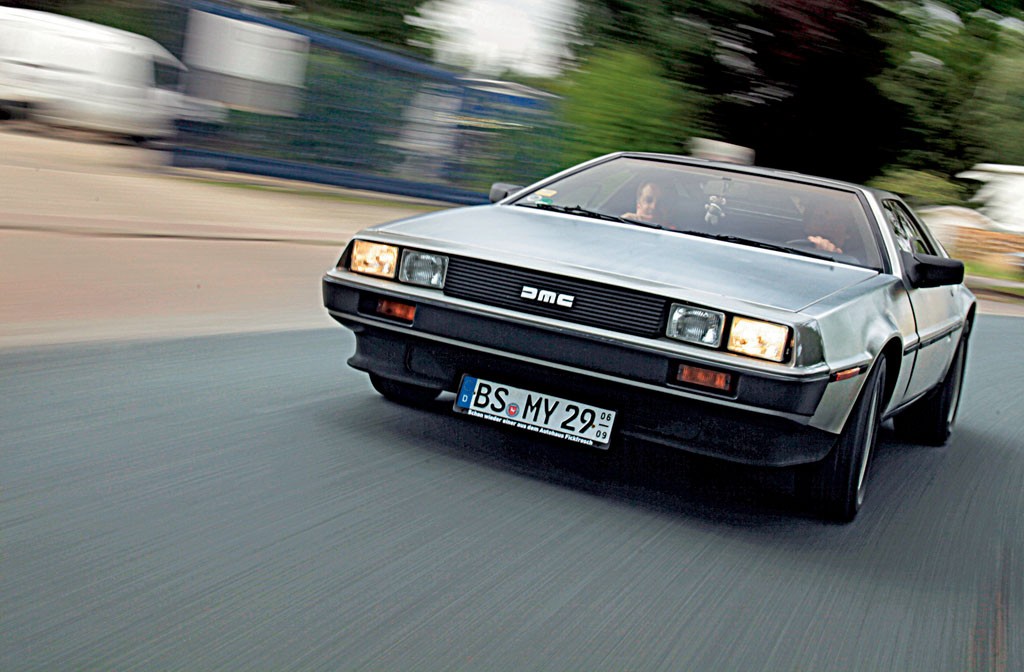 Wehikuł czasu?  Bez dodatkowych akcesoriów zamontowanych przez Emmeta Browna i bez Marty’ego McFly’a za kierownicą auto wygląda rasowo, ale skromnie.