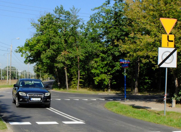 Używanie kierunkowskazu na specjalnych skrzyżowaniach. Kierowcy dalej nie wiedzą, jak to robić