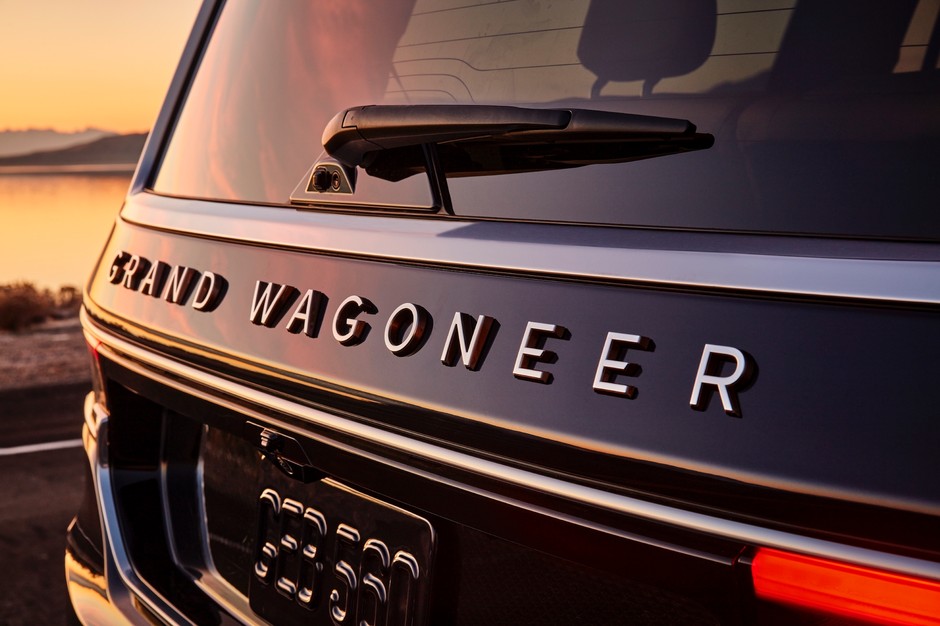 Jeep Grand Wagoneer 4