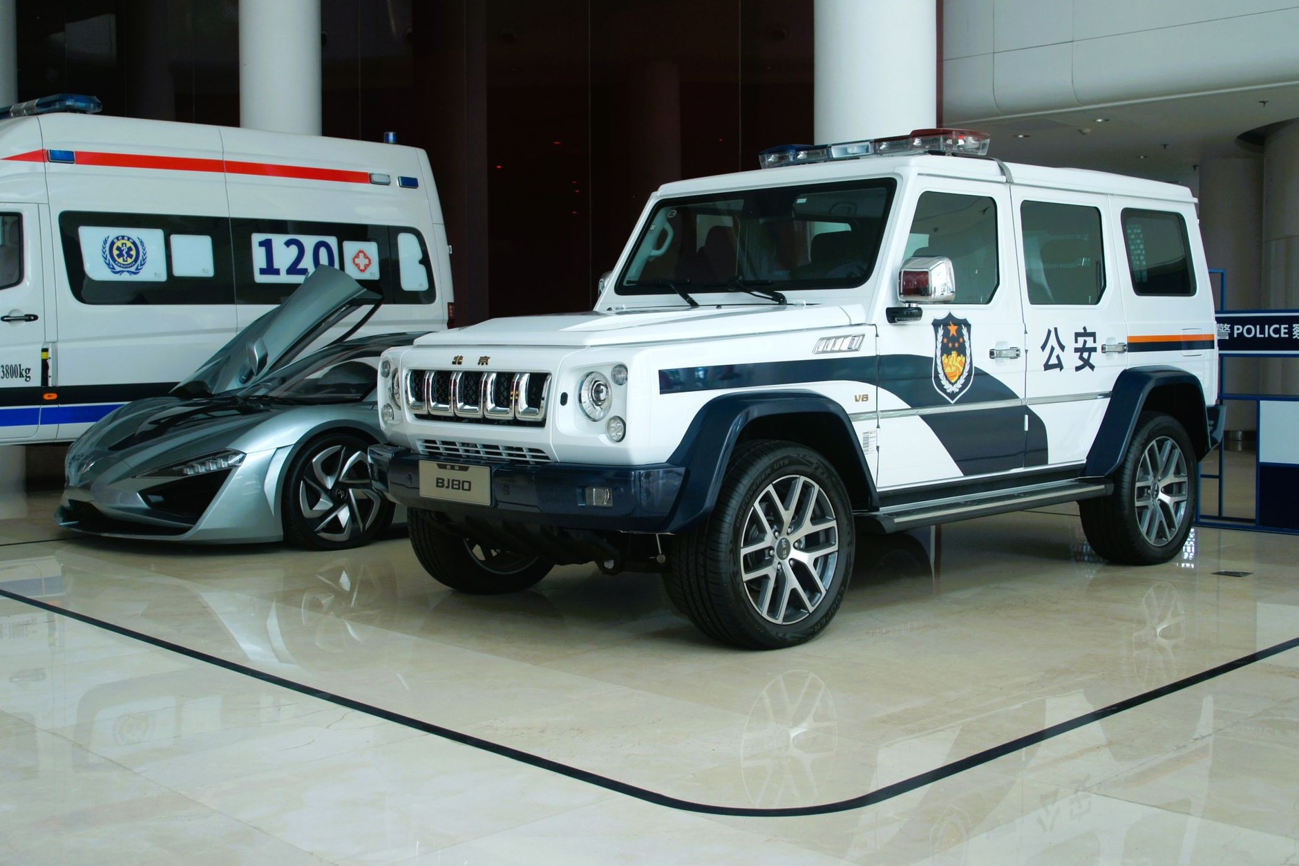 Policyjny BAIC BJ80 w siedzibie koncernu BAIC