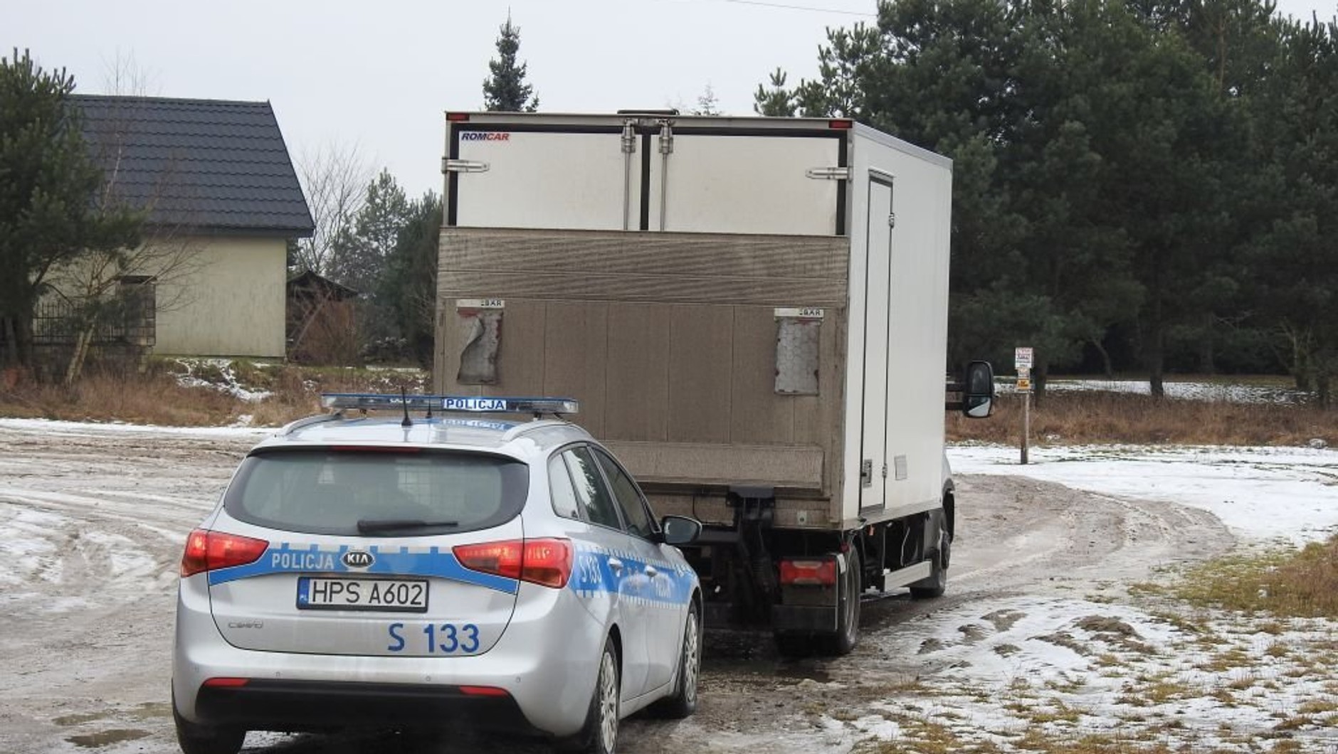 29-latek próbował przejechać przejazd kolejowy. Szlaban zatrzymał się na dachu jego auta