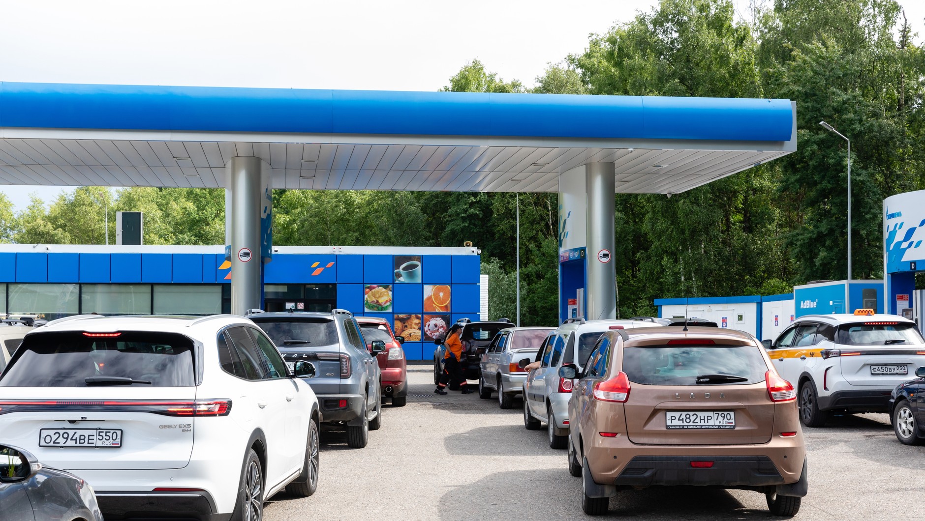 Stacja paliw w Moskwie (czerwiec 2026) – kierowcy czekają na dostawy paliw