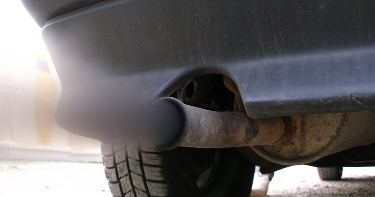 Diesel dymi na wolnych obrotach