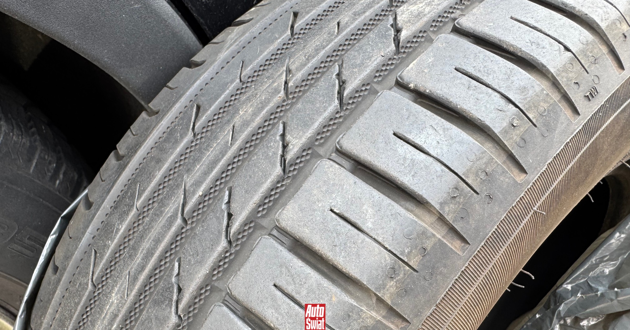 Mandat za złe opony może sięgnąć do trzech tys. zł. Policjanci sprawdzają kilka rzeczy [Lista]