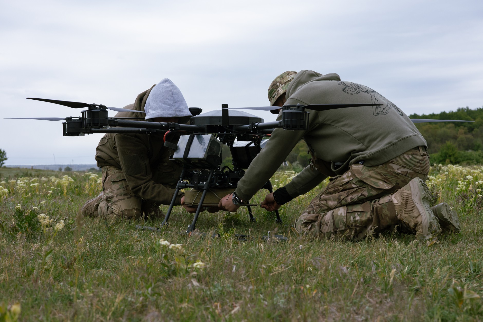 Duże drony są w stanie unieść nawet ciężką minę przeciwpancerną.