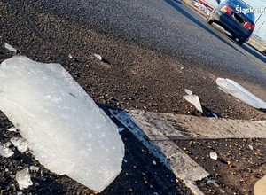 Bryła lodu spadła z jadącej ciężarówki na samochód osobowy