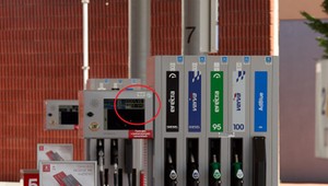 Wlepiają supermandaty na stacjach benzynowych. 3 tys. zł za tankowanie taniego paliwa na zapas