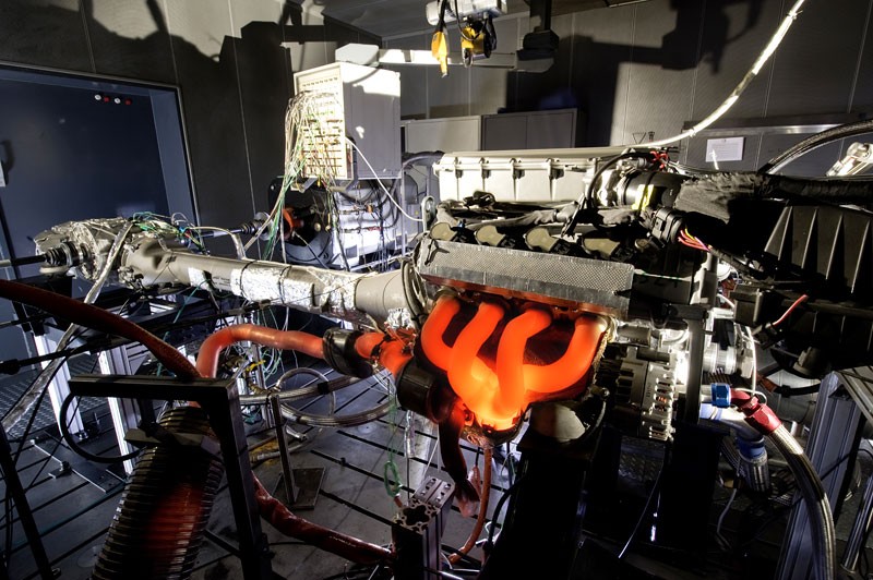 Magna budzie produkować aluminiowe karoserie dla Mercedesa-Benz SLS AMG