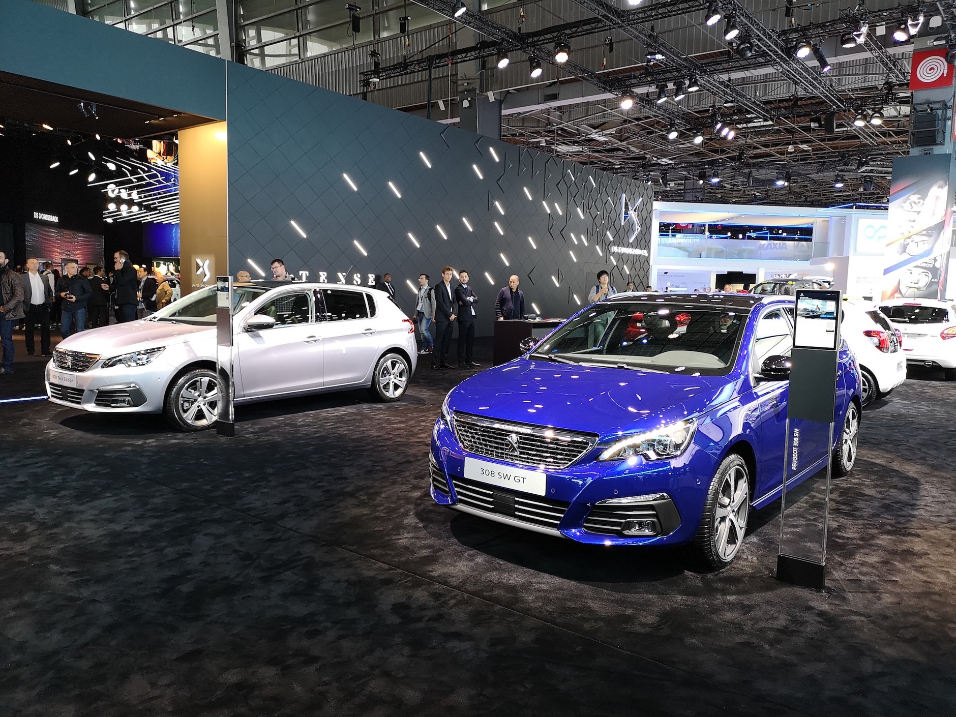 Peugeot na salonie samochodowym w Paryżu