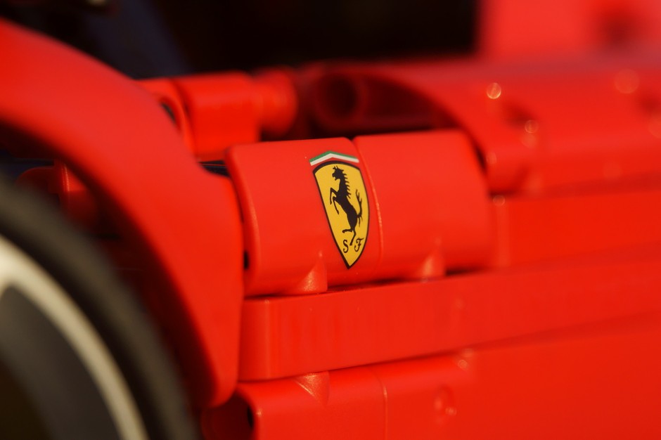 Ferrari Daytona SP3 w skali 1:8 z klocków LEGO