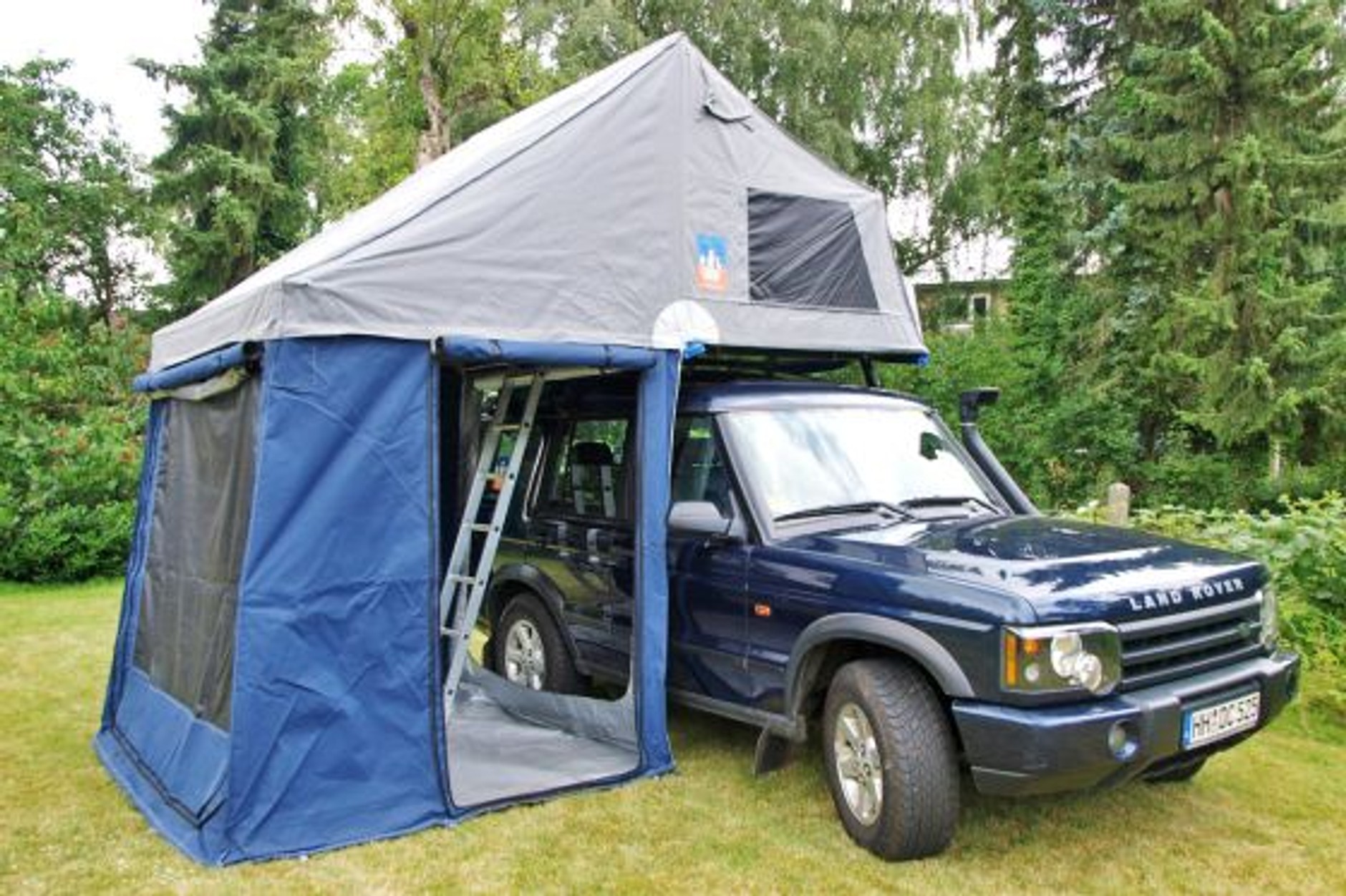 Dach samochodowy TopDog firmy 3DOG. Transportowany w bagażniku dachowym, rozkładany na bok w taki sposób, że tworzy zamkniętą przestrzeń. Śpi się na dachu. Łóżka mają długość 2,2 m...