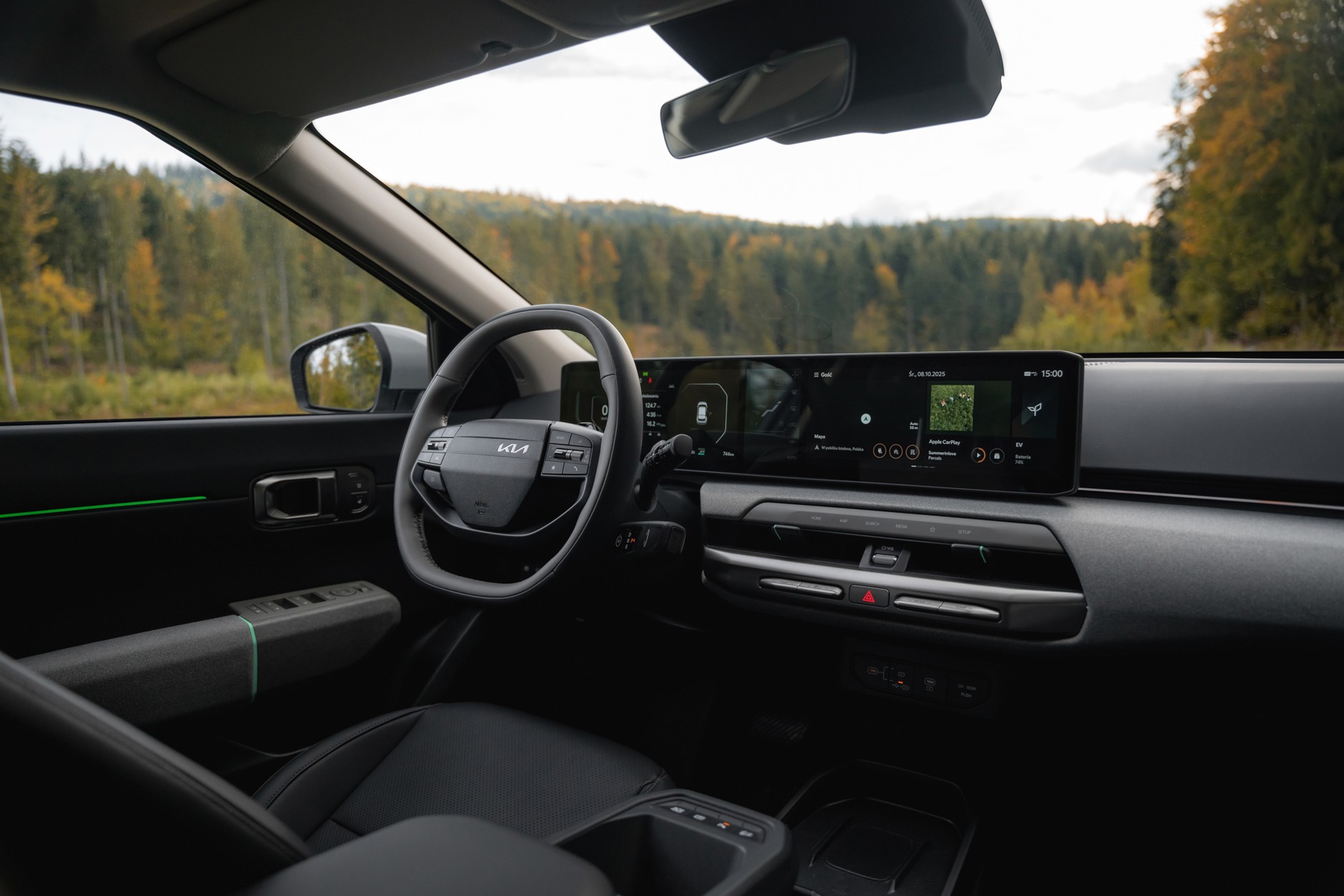 Kia EV4 ma dobrze rozplanowane wnętrze z fizycznymi przyciskami. Multimedia działają szybko, a jakość materiałów w większości jest dobra