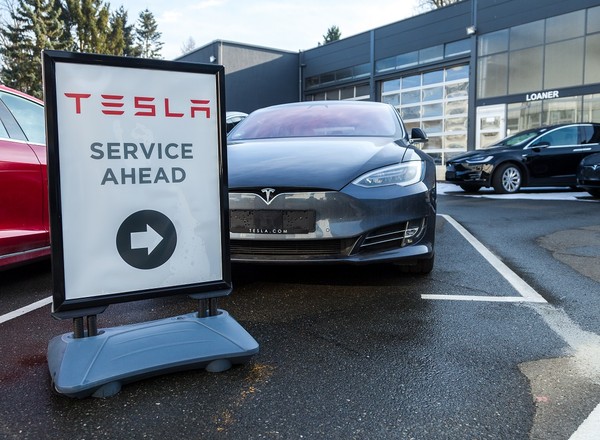 Tesla zdalnie "obcięła" mu 130 km zasięgu. Za odblokowanie zażądała 4,5 tys. dolarów