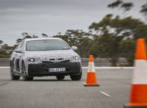 Jak jeździ nowy Opel Insignia? Prototypy na torze Nürburgring