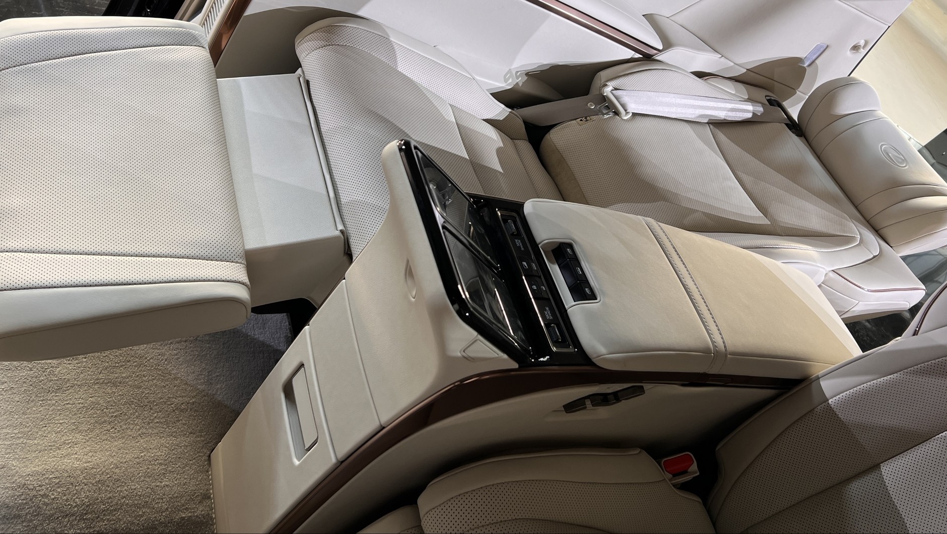 Lexus LM (druga generacja; od 2023 r.)