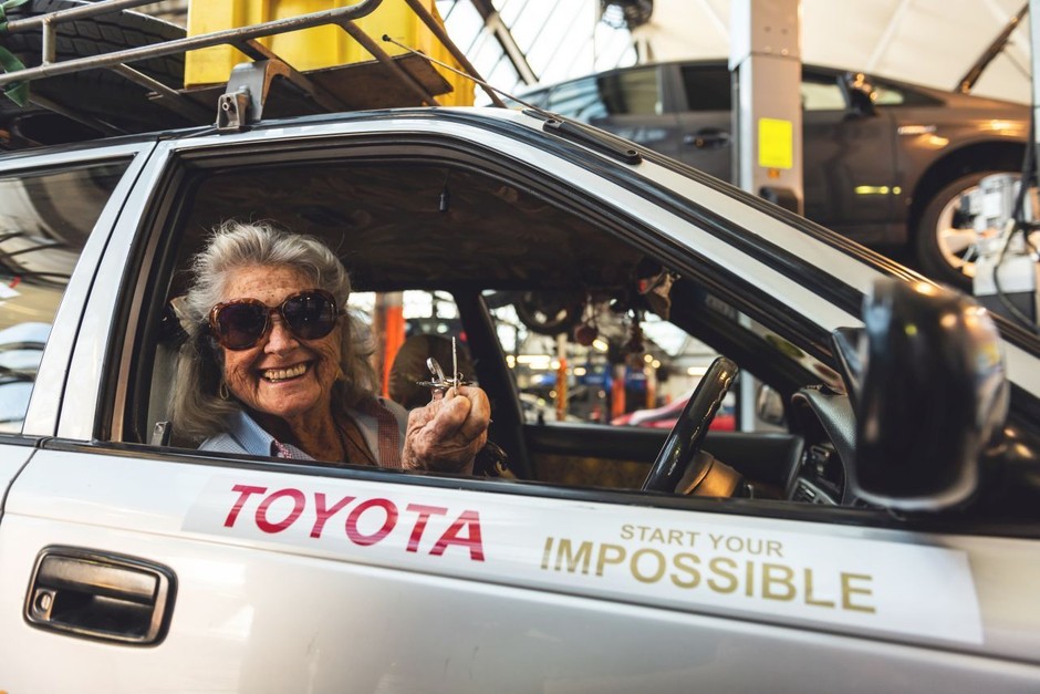80-letnia Julia Albu i jej 20-letnia Toyota Corolla